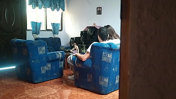 Mi Hermana Cree Que No Hay Nadie En Casa Y Se Folla A Su Novio En La Sala De Estar Le Mostrar El V Deo A Nuestros Padres