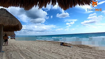 Exhibiendome Un Poco En La Playa Mostrando Mi Culo En Tanga Y Mis Tetas Al Aire