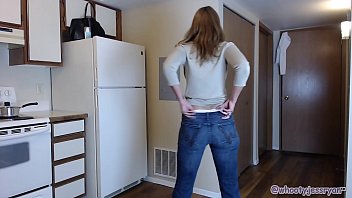 Mom Shows Off Ass In Blue Jeans And More